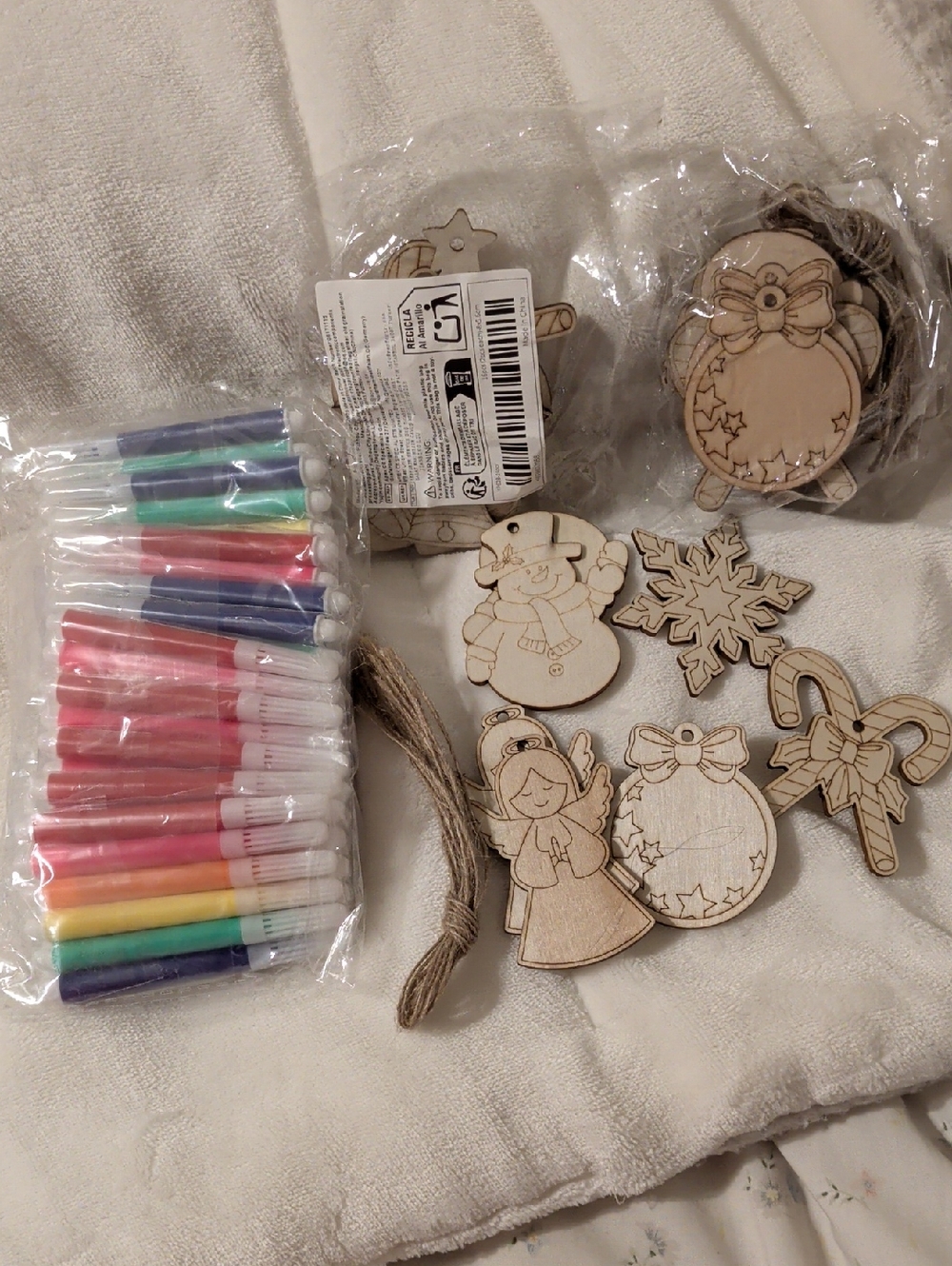 32-Wooden Christmas Ornament Craft Kit with 60-Colored Markers - Natural
